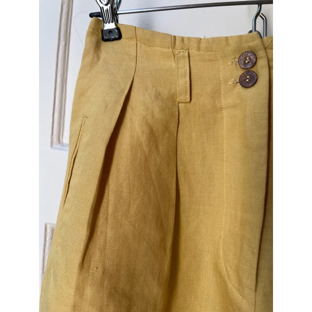 The Limited high rise linen blend relaxed pleated mustard yellow Shorts, Size 6 - Image 3