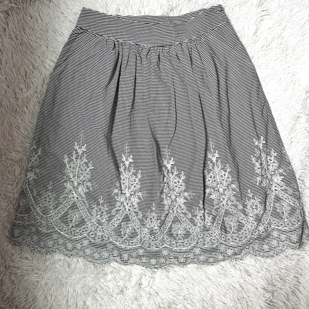 NY Collection Black White Striped Skirt w/ Embroidered Hem | Size 6 - Image 13
