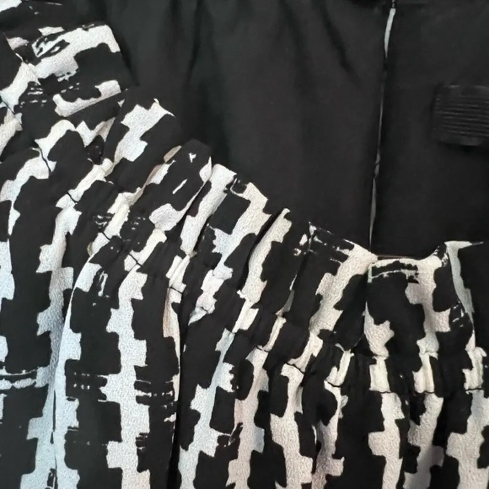 Black and White Mock Neck Dress Size Medium - Image 5