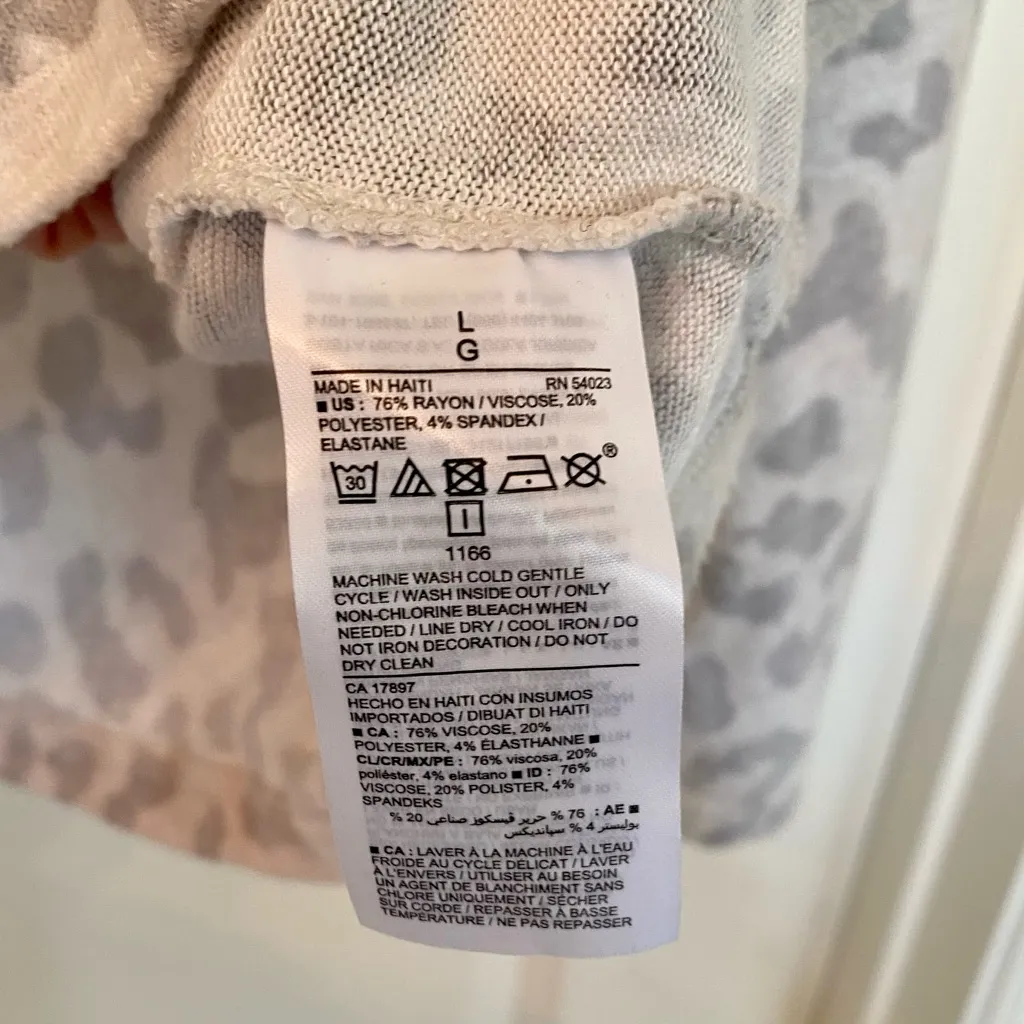 OLD NAVY - Leopard Print Crew Neck Sweater - In perfect condition! 🤍🖤 - Image 3