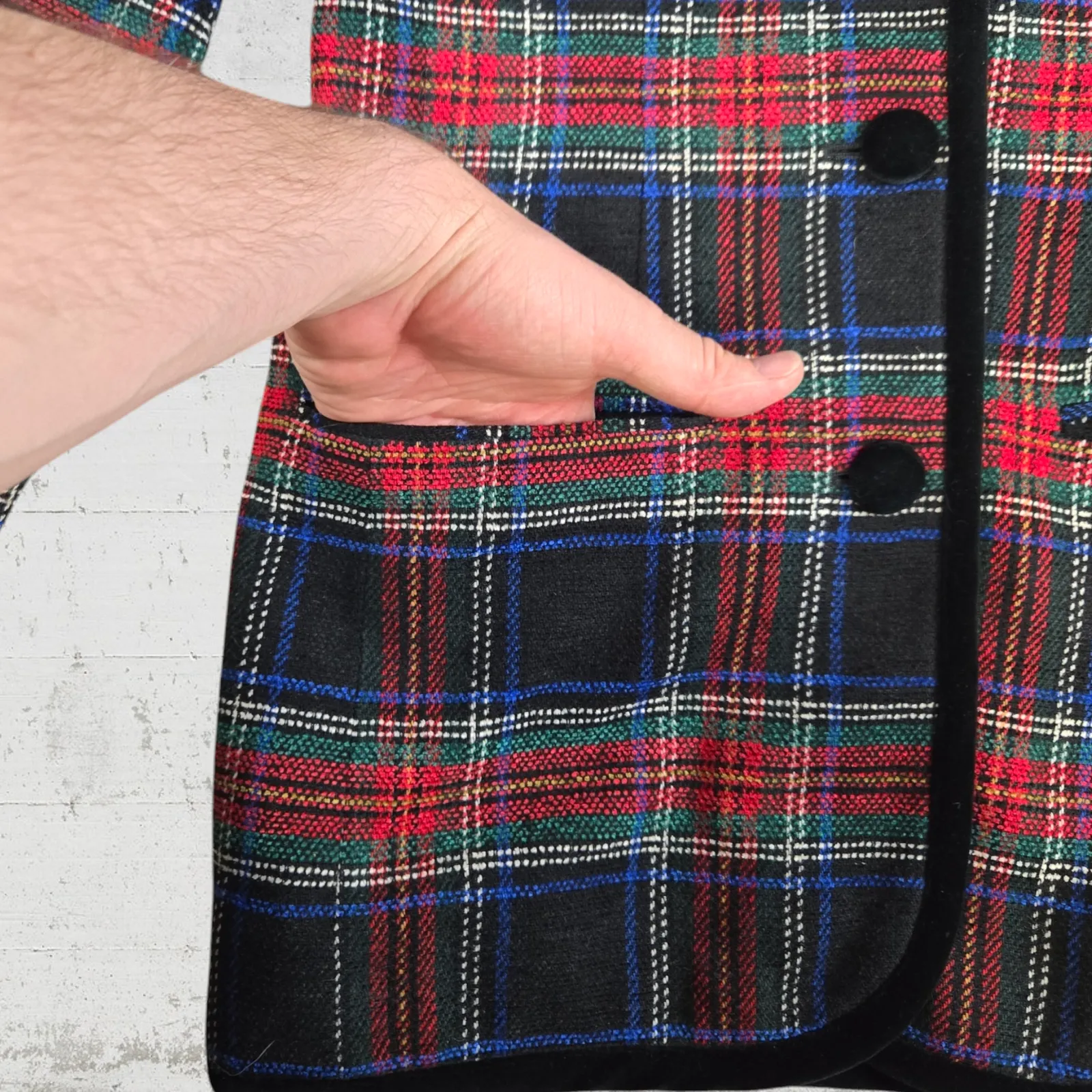 Vintage 90s Black Red Tartan Plaid Wool Blend Velvet Trim V-Neck Blazer Size 4 - Image 4