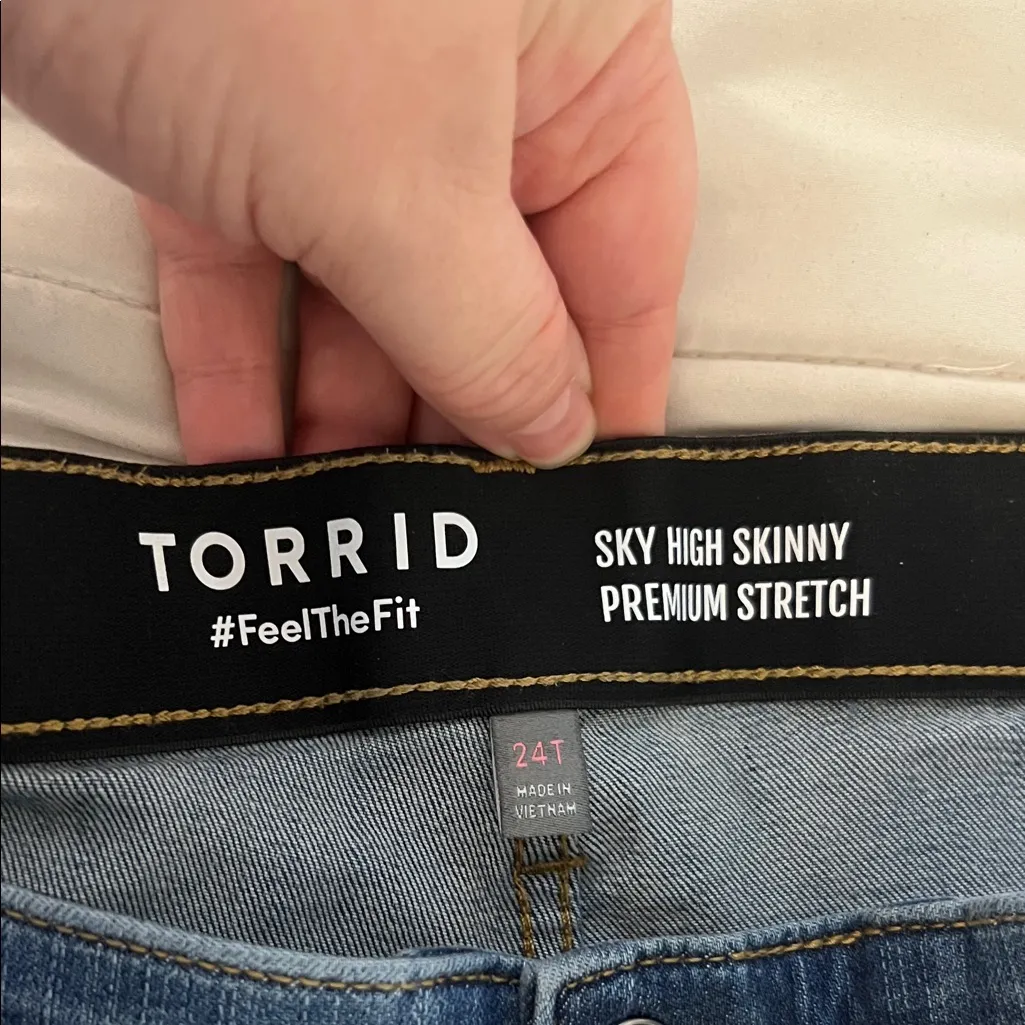 Torrid Women's Blue Sky High Skinny Premium Stretch Jeans Size 24T - Image 6