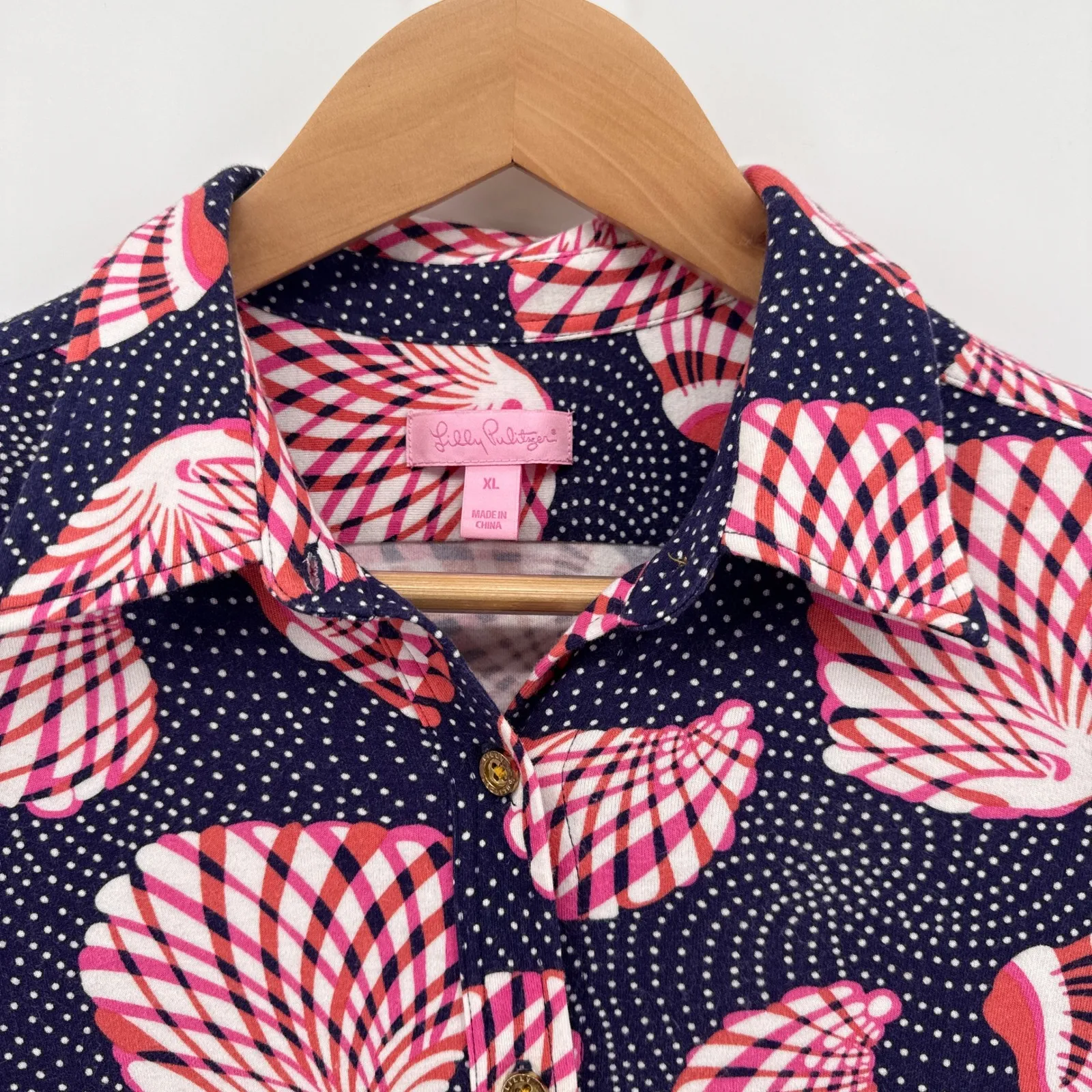 Lilly Pulitzer Elsa Stretch Knit Great Escape Seashell Print Button Up Shirt XL - Image 2