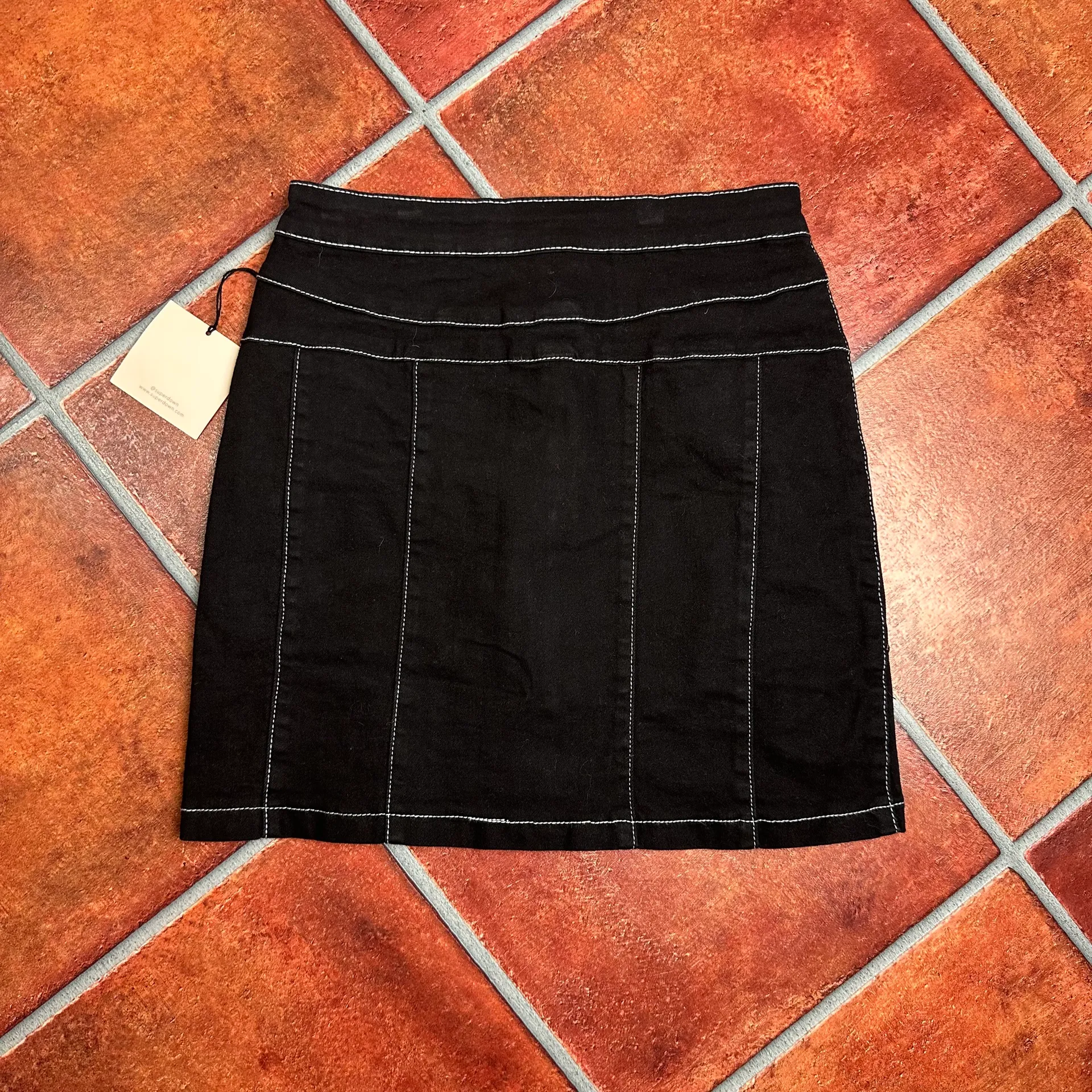 NWT Superdown Exposed Contrast Stitch Stretchy Zip Front Mini Skirt Size M - Image 5