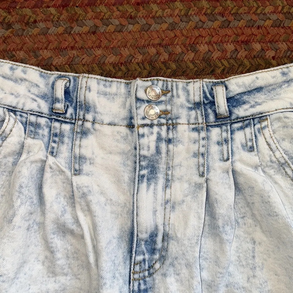 ACID WASH PLEATED FRONT 80s VIBE CUT OFF WILD FABLE DENIM SHORTS - Image 2