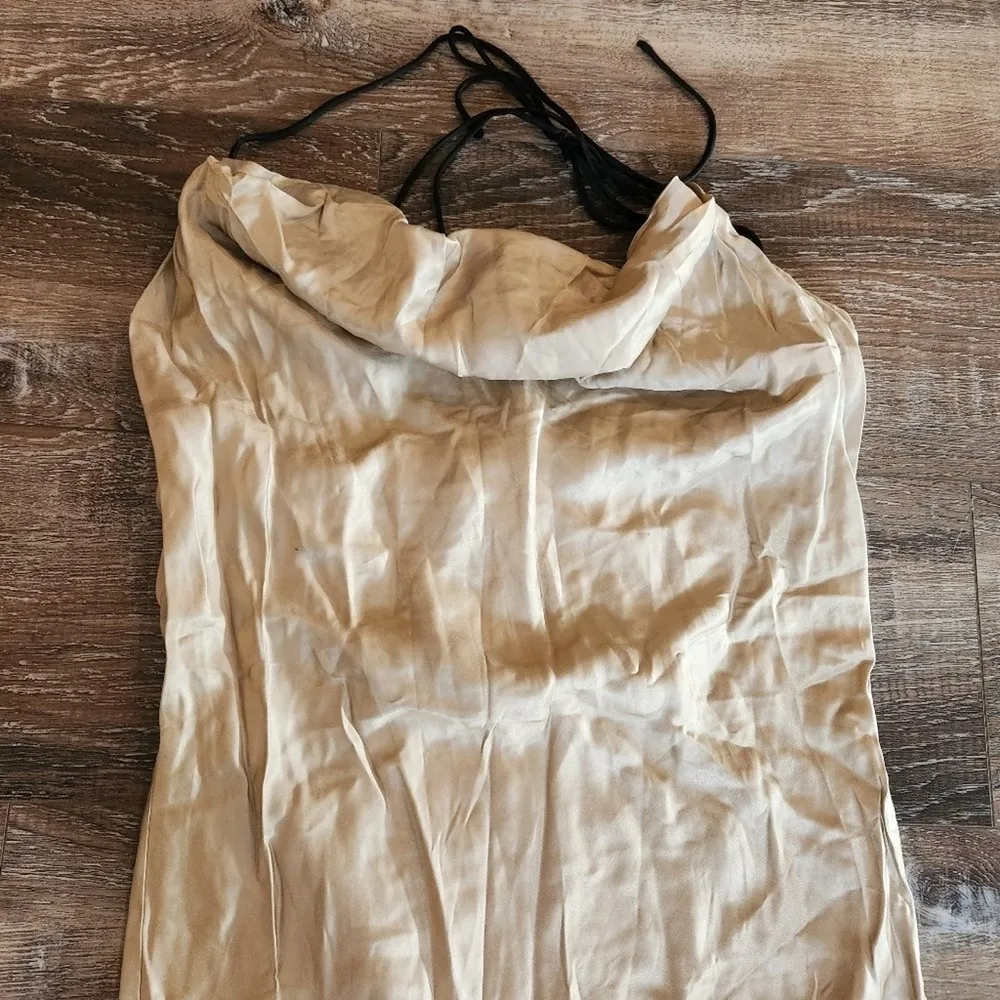 Weekend Stories Gabrielle Midi Dress Small In Champagne Satin NWT Sleeveless - Image 4