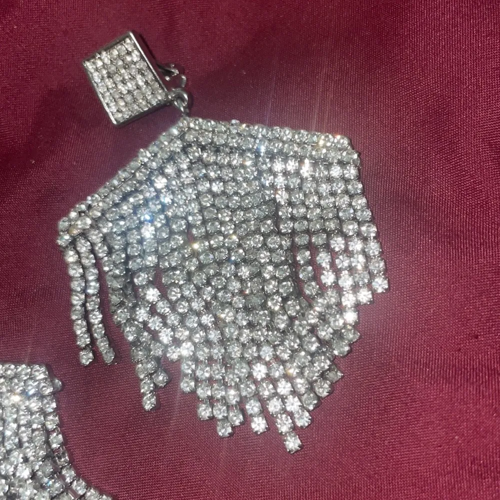 chandelier earrings. - Image 7