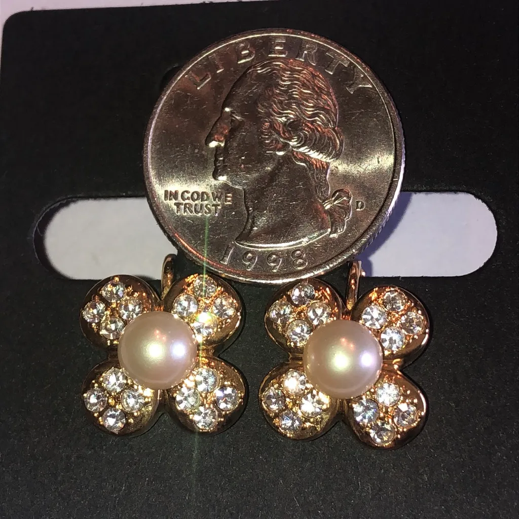 Elegant Gold Tone and Faux Pearl Flower Vintage Retro Boho Clip On Earrings - Image 6