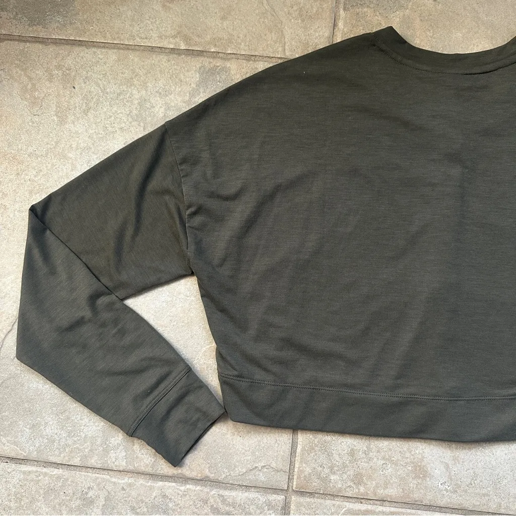 Vuori Avalon Henley in Oregano Green Size X-Small XS Boxy Cropped Long Sleeve - Image 10