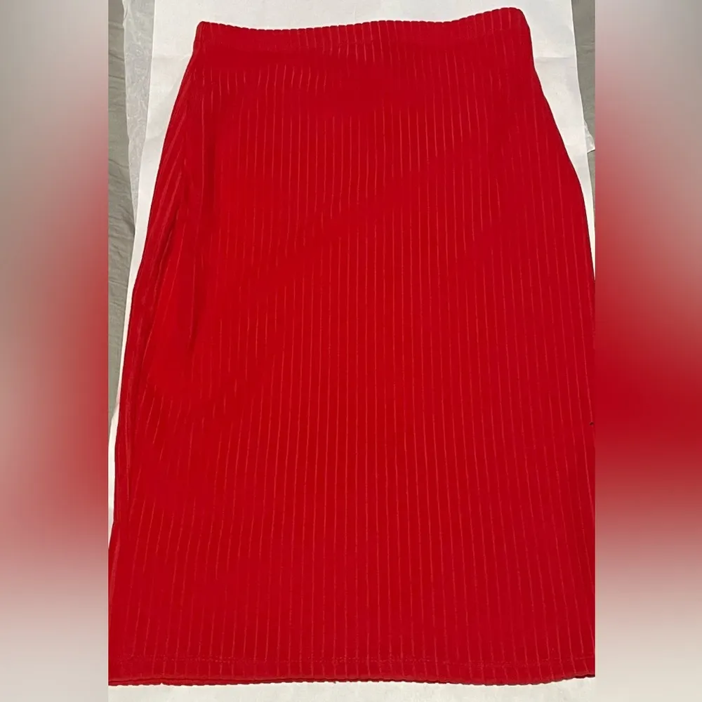 Vibrant Red Ribbed Bandeau Top and Ribbed Midi Skirt Set - Image 4