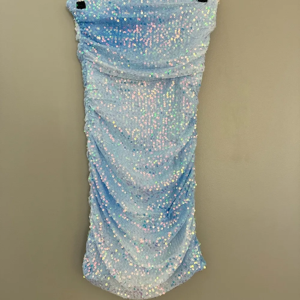 Enchanting Muse Iridescent Sequin Mini Dress
Light blue size medium New - Image 3