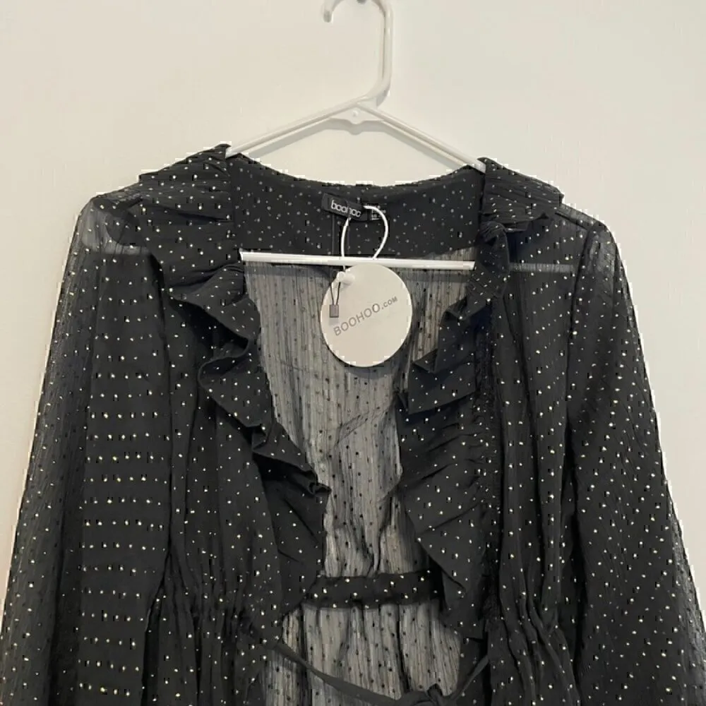 NEW NWT BOOHOO Spot Ruffle Plunge Blouse Black Gold Tie Long Flare Sleeve Sheer - Image 4