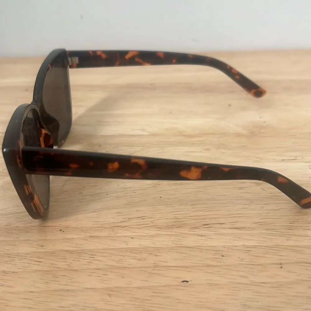 H&M Brown Cat-Eye Sunglasses with Tortoiseshell Pattern - Image 2