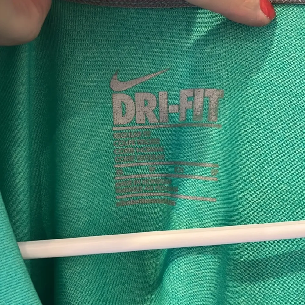 Nike Drifit V-neck tee | Women’s Extra Small - Image 3