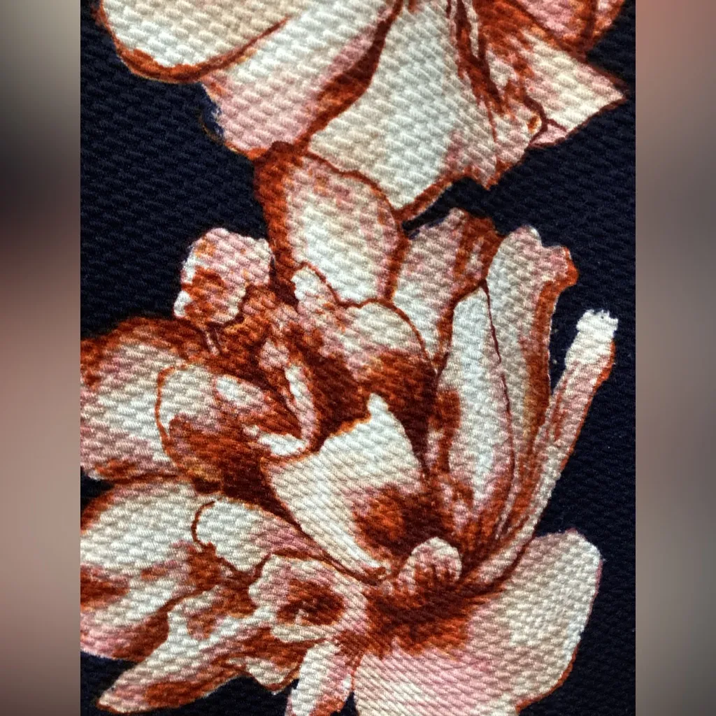 Iris textured pencil skirt. Size Medium.  Navy floral - Image 8