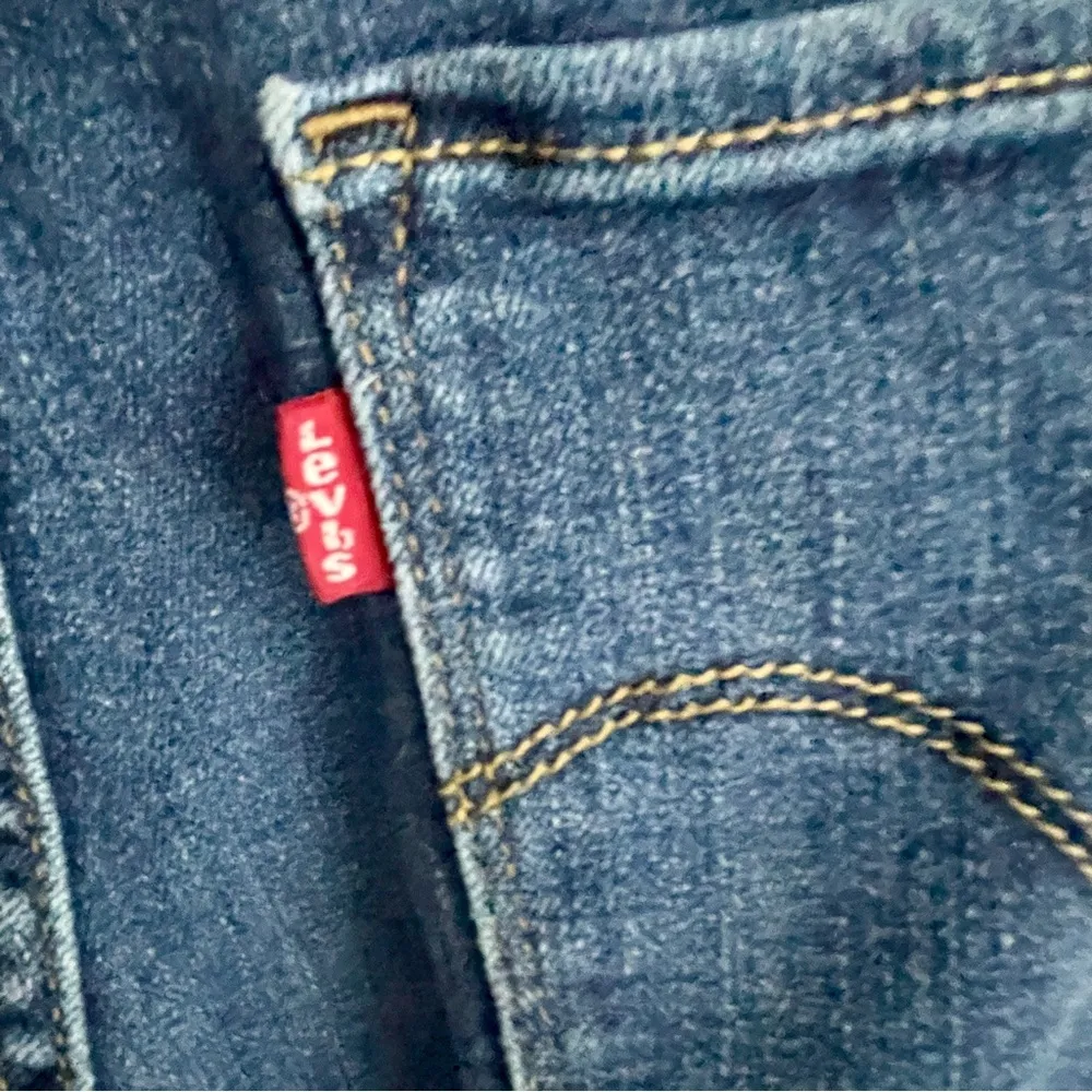 LEVIS 724 HIGH RISE STRAIGHT Jeans zipper and Button Closure Medium Wash - Image 4