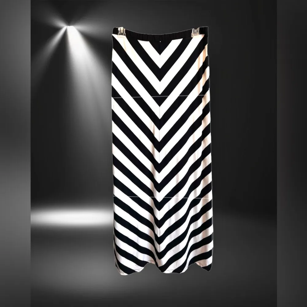 White House Black Market Diagonal Stripe Skirt size small - Image 4