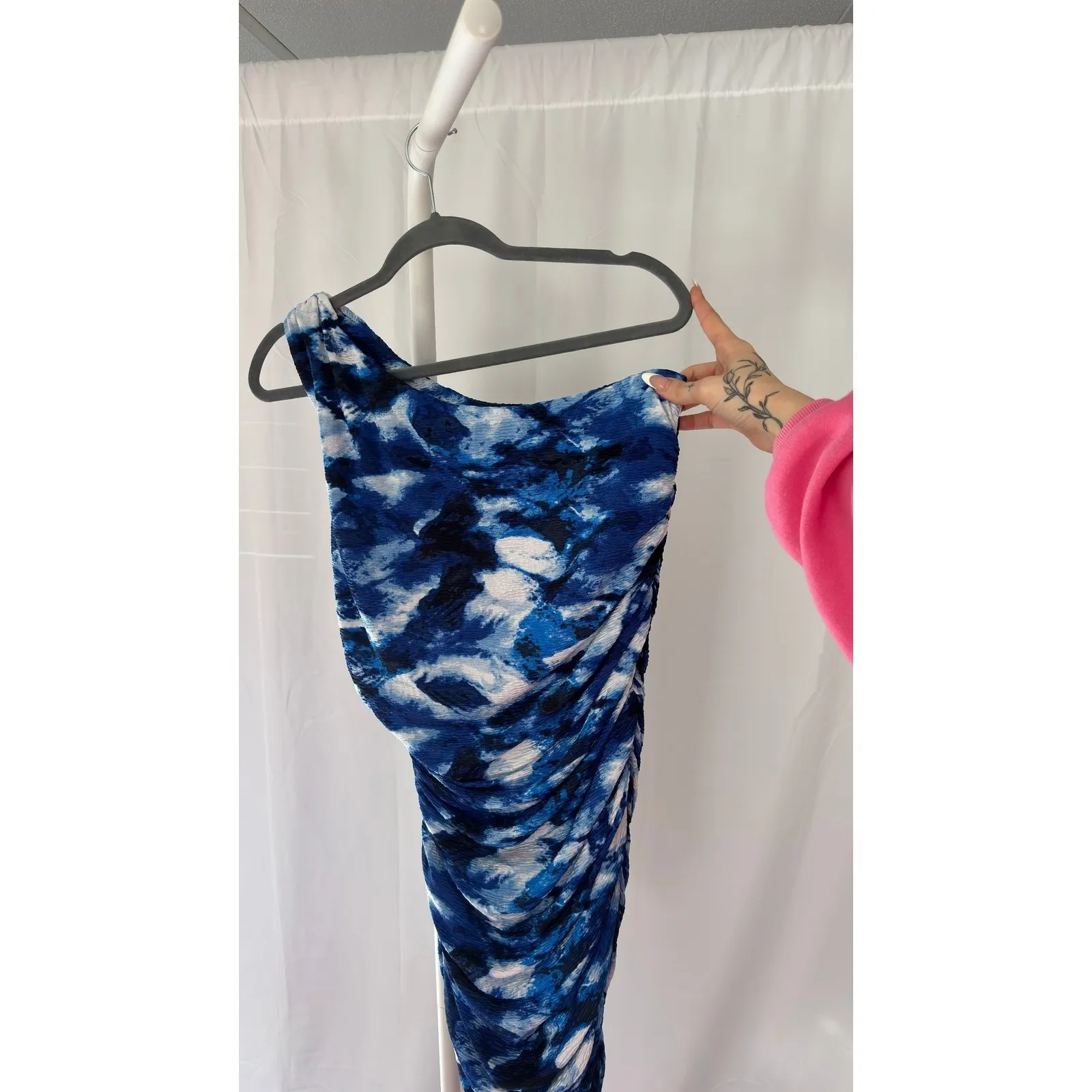 $385 NWOT MISCREANTS Tie Dye One Shoulder Ruched Mini Dress Gloves Size 12 UK Blue - Image 6