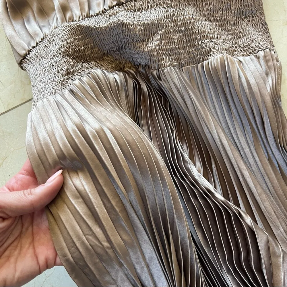 Do+Be NWOT Taupe Silky Pleated Midi cocktail Dress Sz Small - Image 4