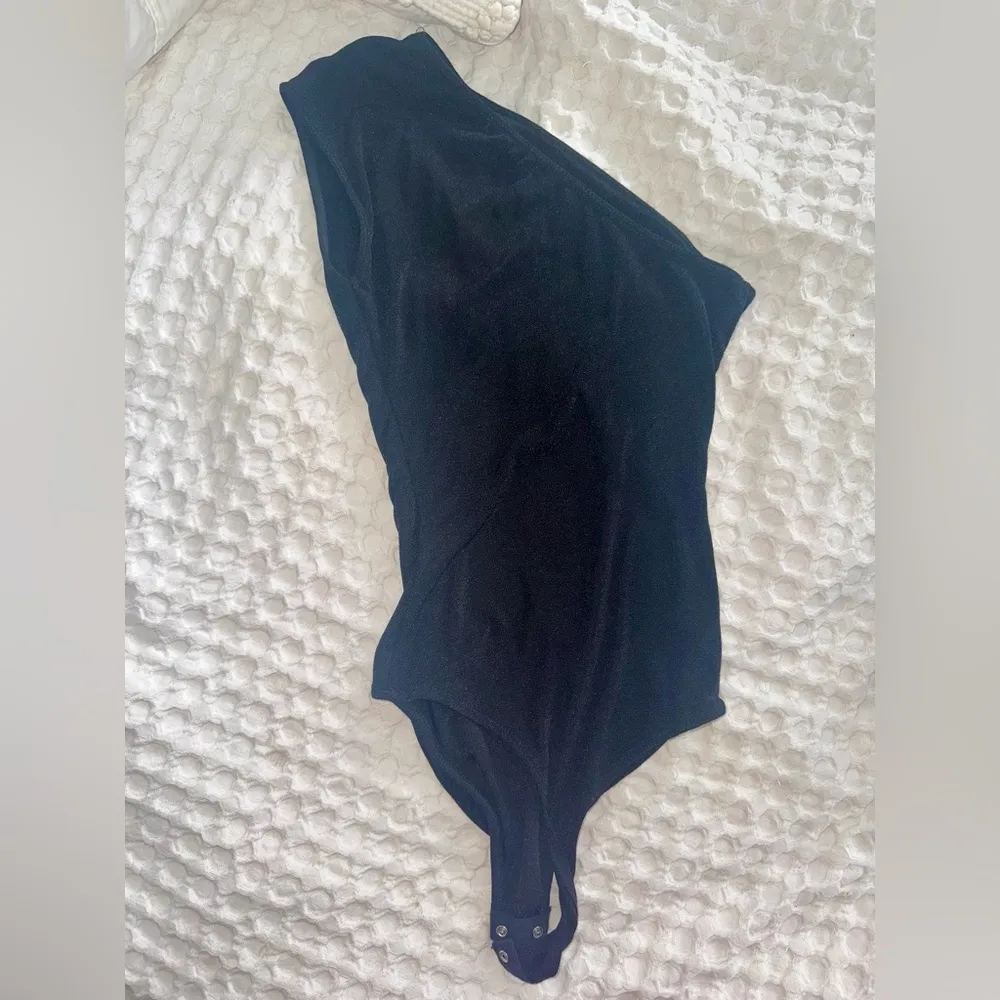 Socialite Black One Shoulder Cutout Bodysuit - Image 6