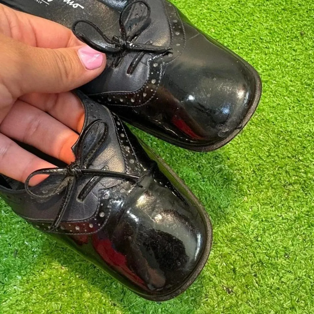 Salvatore Ferragamo Size 8 4A Black Leather Bow Kitten Heels Closed Toe Wing Toe - Image 4