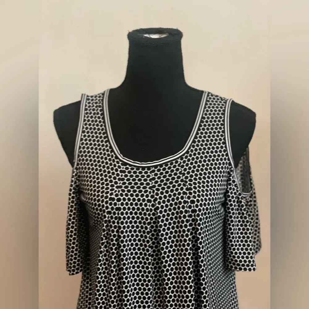MAX‎ Studio Women’s Black/White Short Sleeve Shoulder Cut Out Sleeve Top Size S - Image 2
