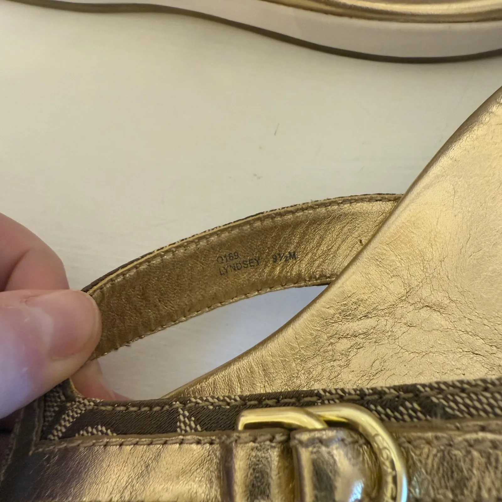 Coach Lyndsey Sandals Womens Size 9.5 Gold Leather Thong Flip Flop Logo Shoes - Image 10