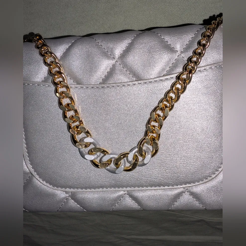 Badgley Mischka Vegan Leather Quilted Handbag Silver w/Mixed Metal Chain Med - Image 13