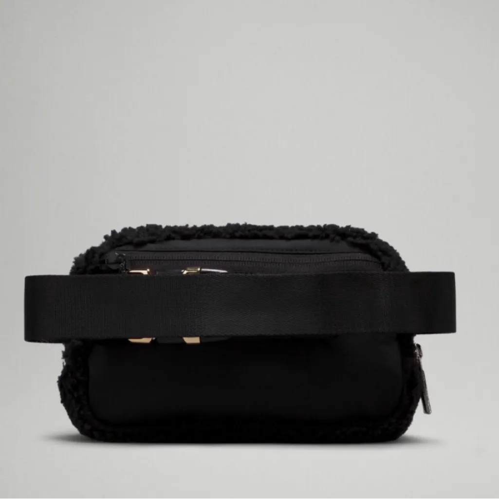 Lululemon UNISEX Black Fleece Unisex Everywhere Belt Bag - Image 4