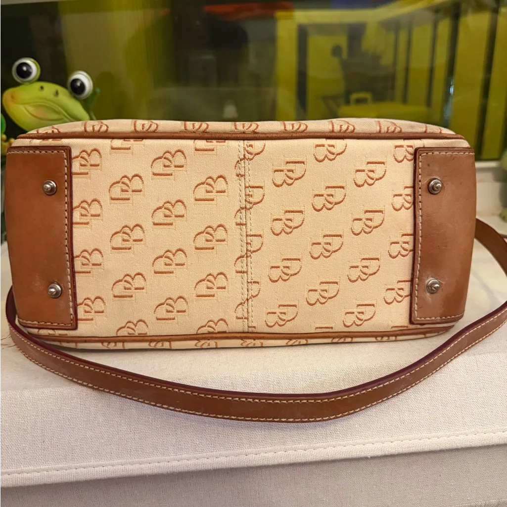 Dooney and Bourke monogram can is trimmed in leather bag - Image 7