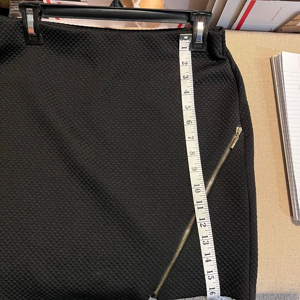 Modern Black Textured Mini Skirt wAsymmetric Zipper Detail - Elegant Office Wear - Image 3