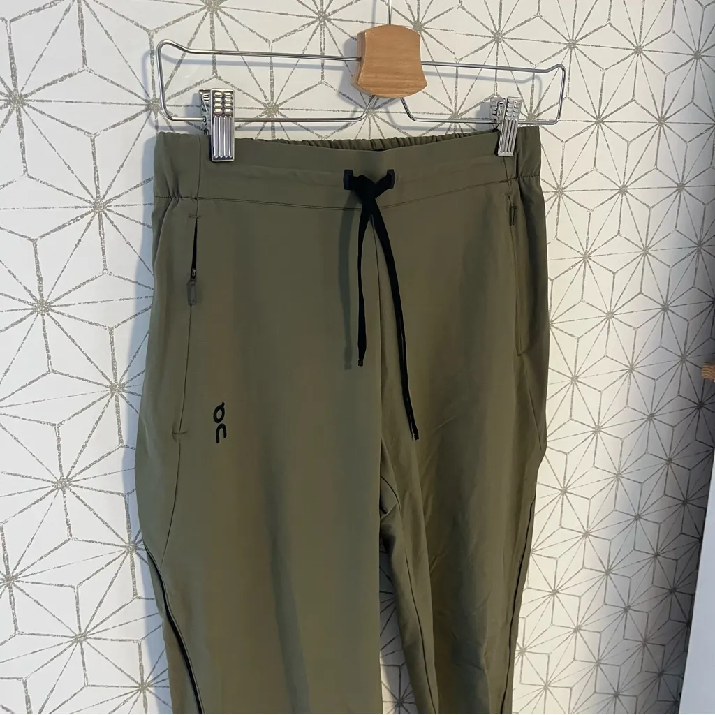 on cloud  Active Pant Green - Image 4