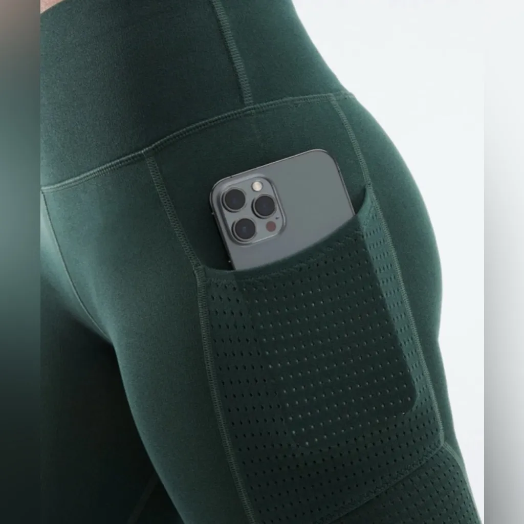 🆕Fabletics Forest Green High Waisted Sculptknit
Pocket Biker Shorts L🆕 - Image 3