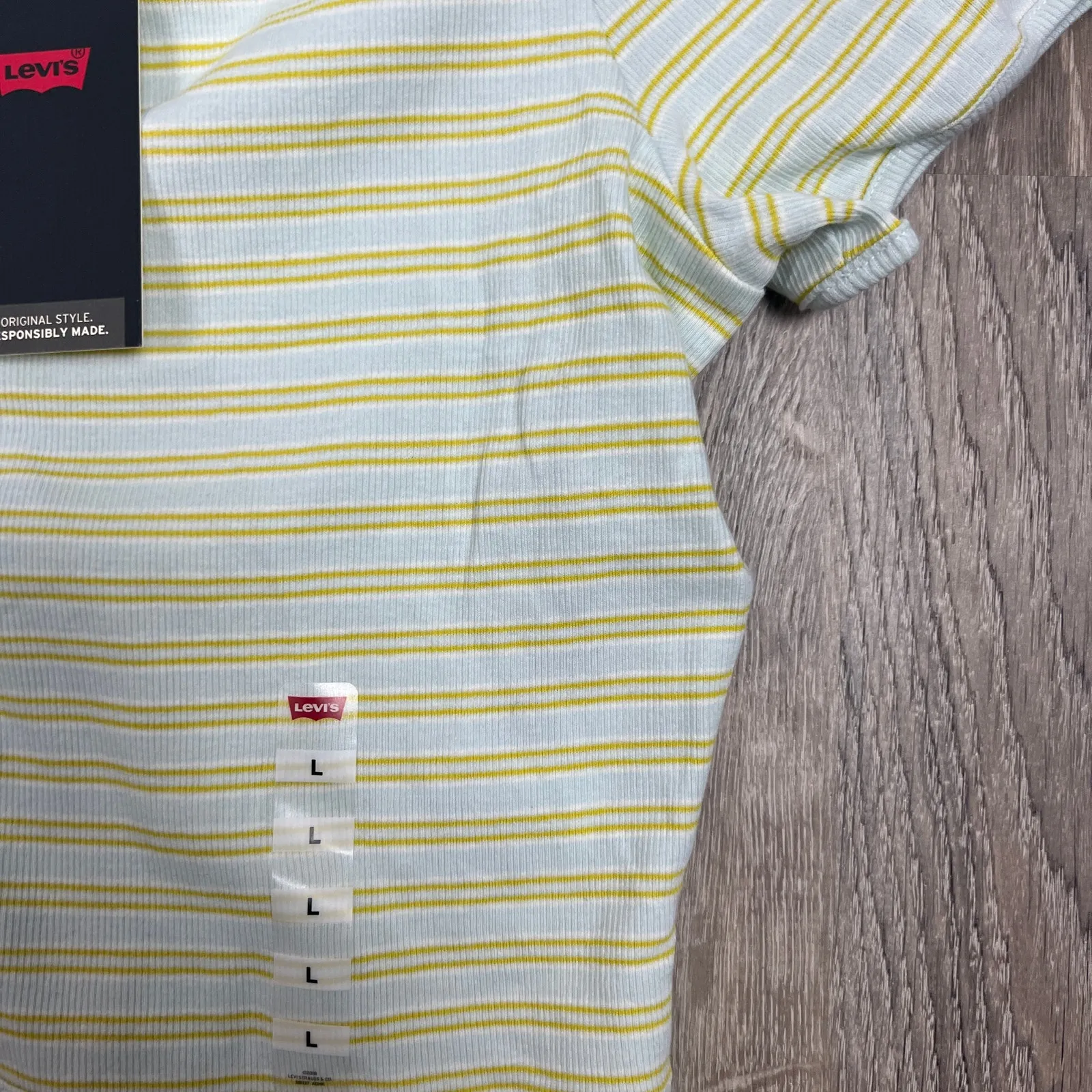 Levi's Women's Short Sleeve V-Neck Cropped Gema T-Shirt - Size Large - NWT - Image 3