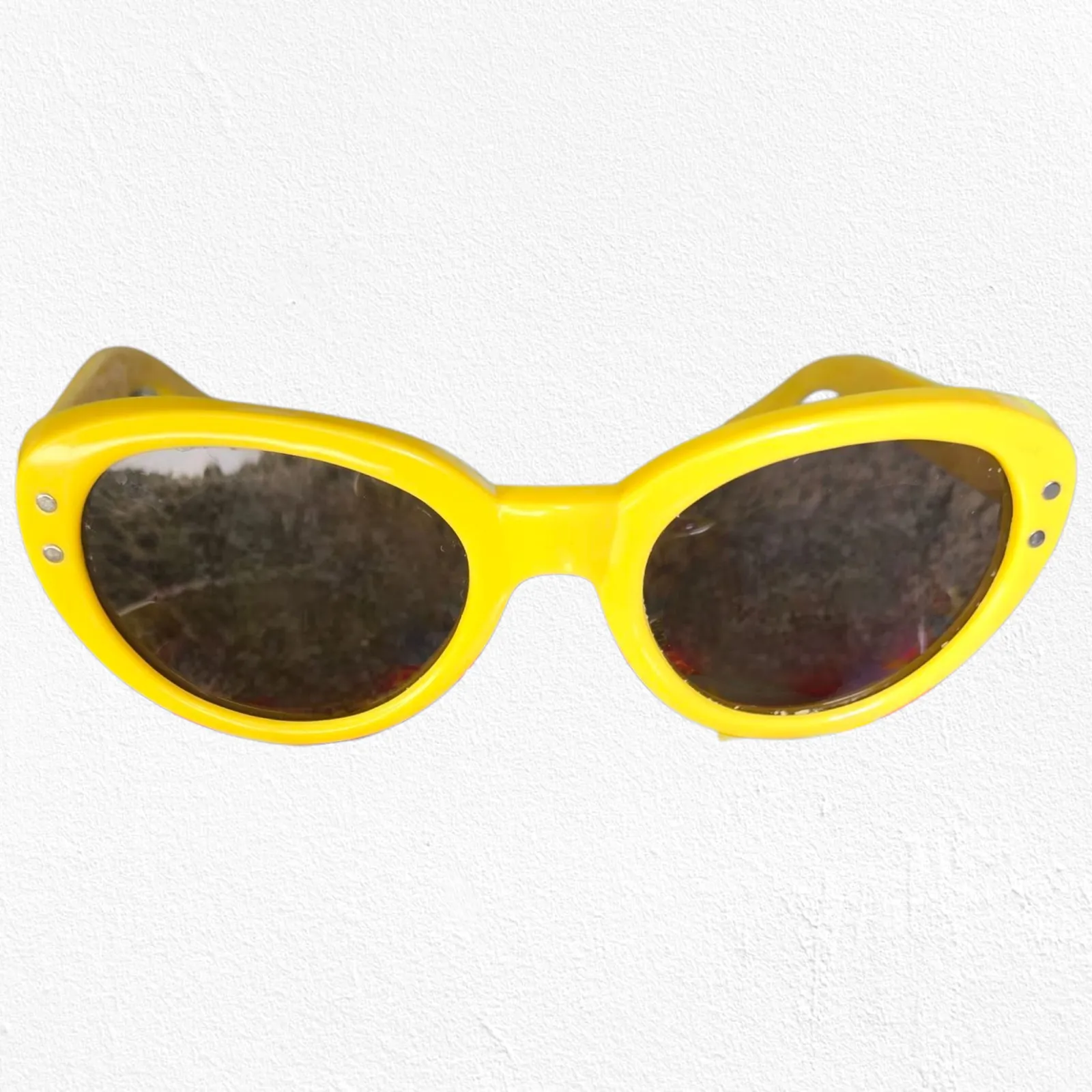 1950s Vintage Yellow Mod Cat Eye Sunglasses Bold Oval Frame Retro Funky Eyewear - Image 2