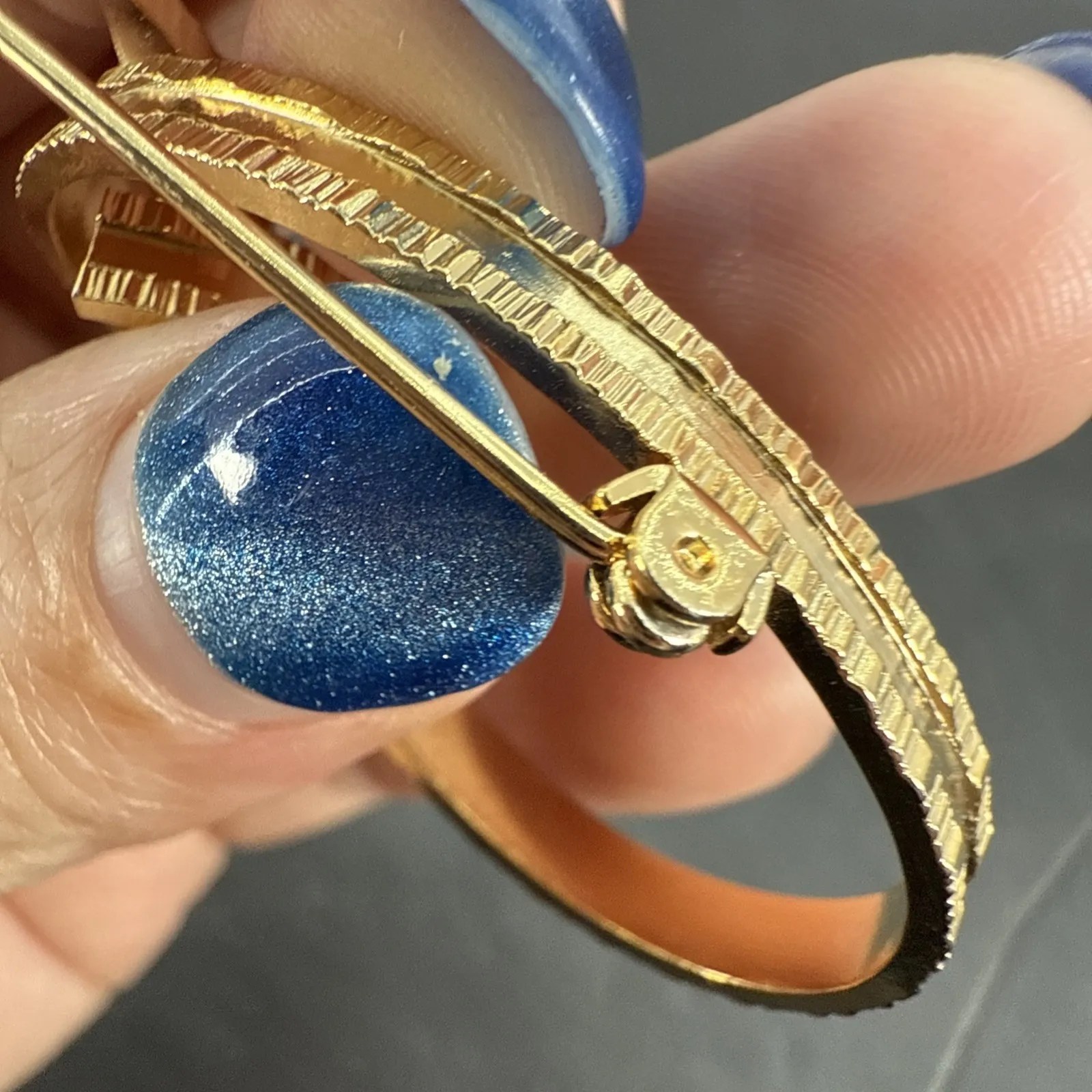 HUGE Vintage 40's Textured Gold Tone 2.5" Art Deco Swirl Design Brooch - Image 7