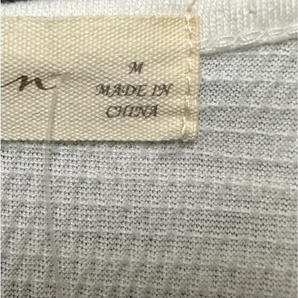 Fair Haven boho white/blue embroidered vneck short ruffle sleeve flowy top Size M - Image 4