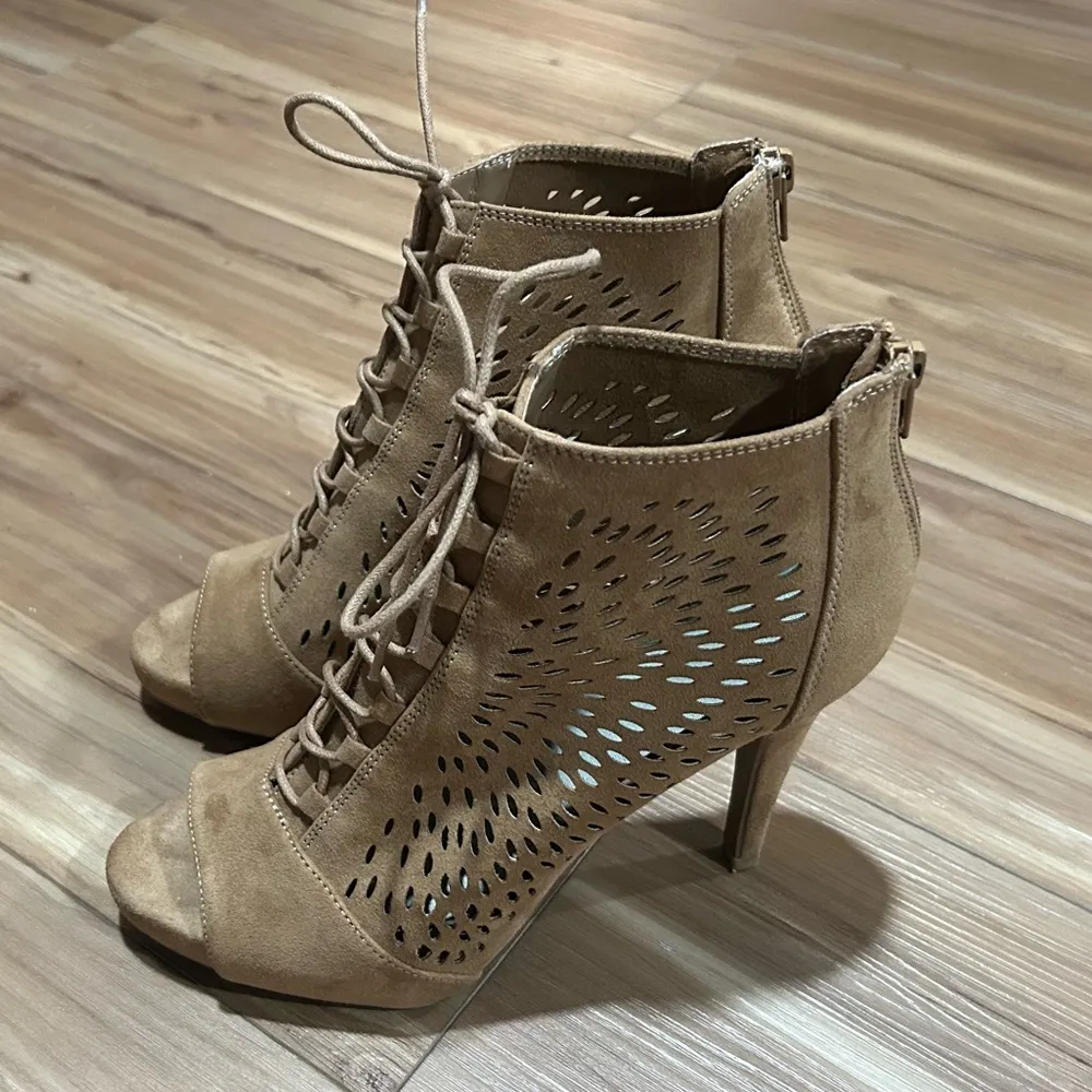 Fergie Tan Lace - Image 2