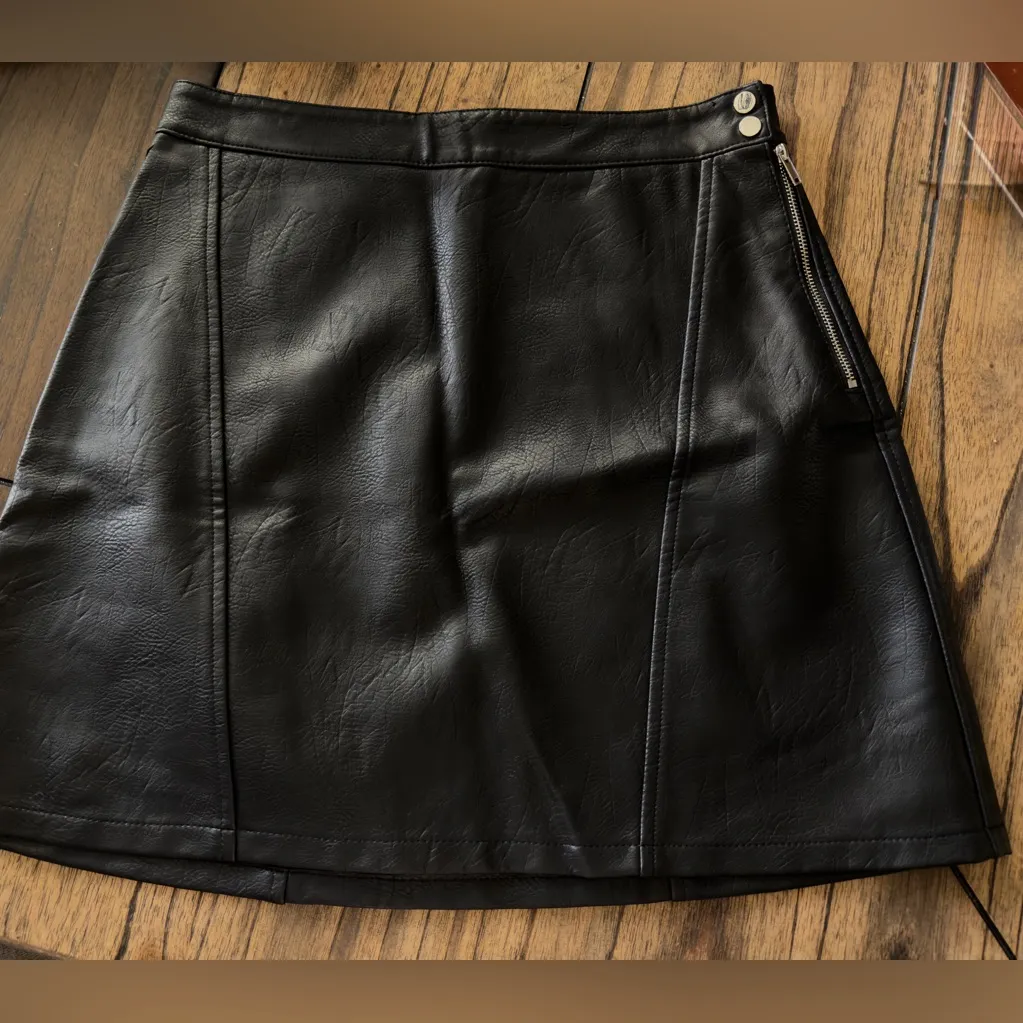 Zara M Black Faux Leather Mini Skirt Moto Style Zipper Detail Classic Essential - Image 10