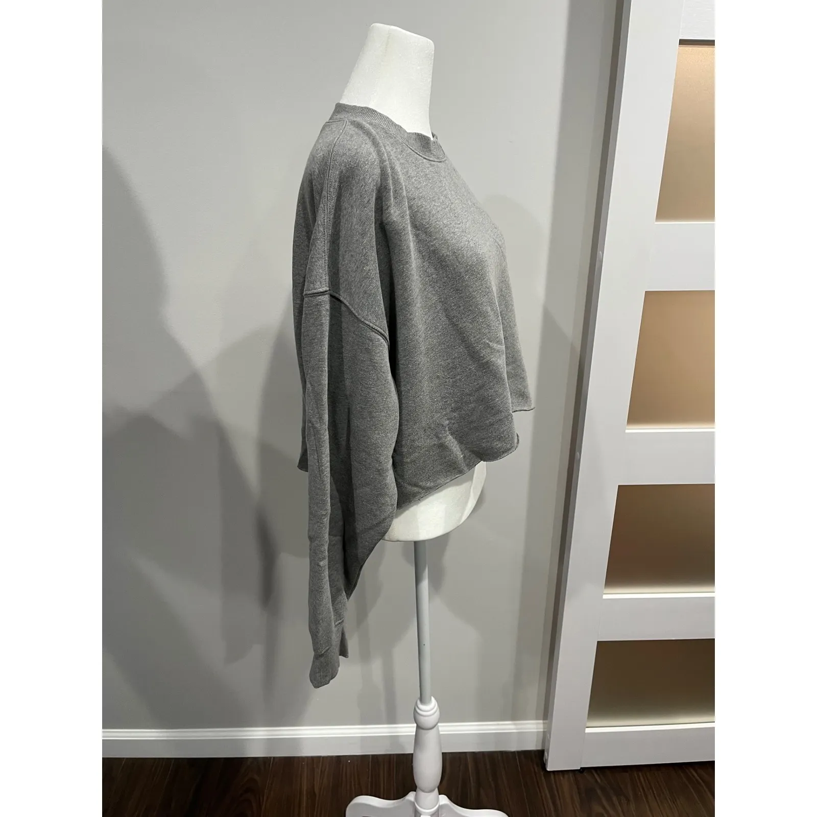 Wild Fable Women Gray Crew Neck Long Sleeve Cropped Sweatshirt Size M - Image 3