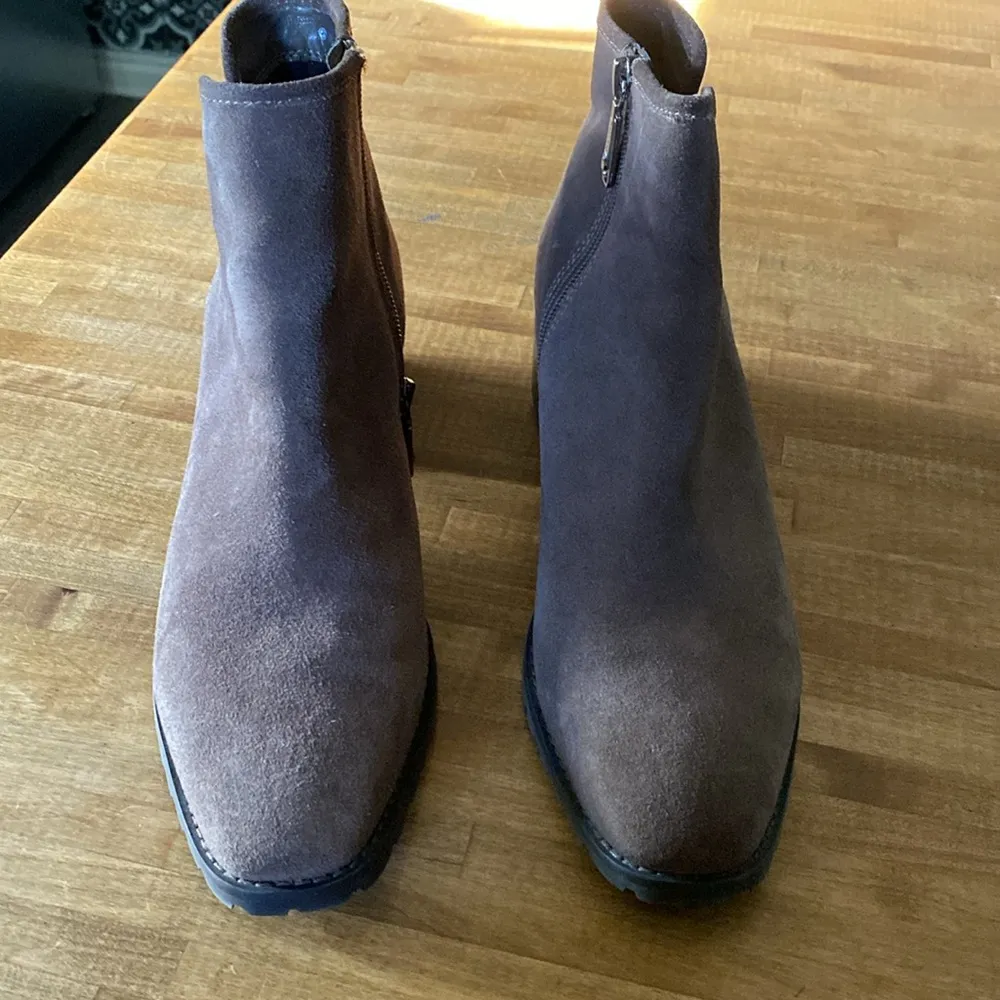 Boots waterproof 9.5M - Image 2