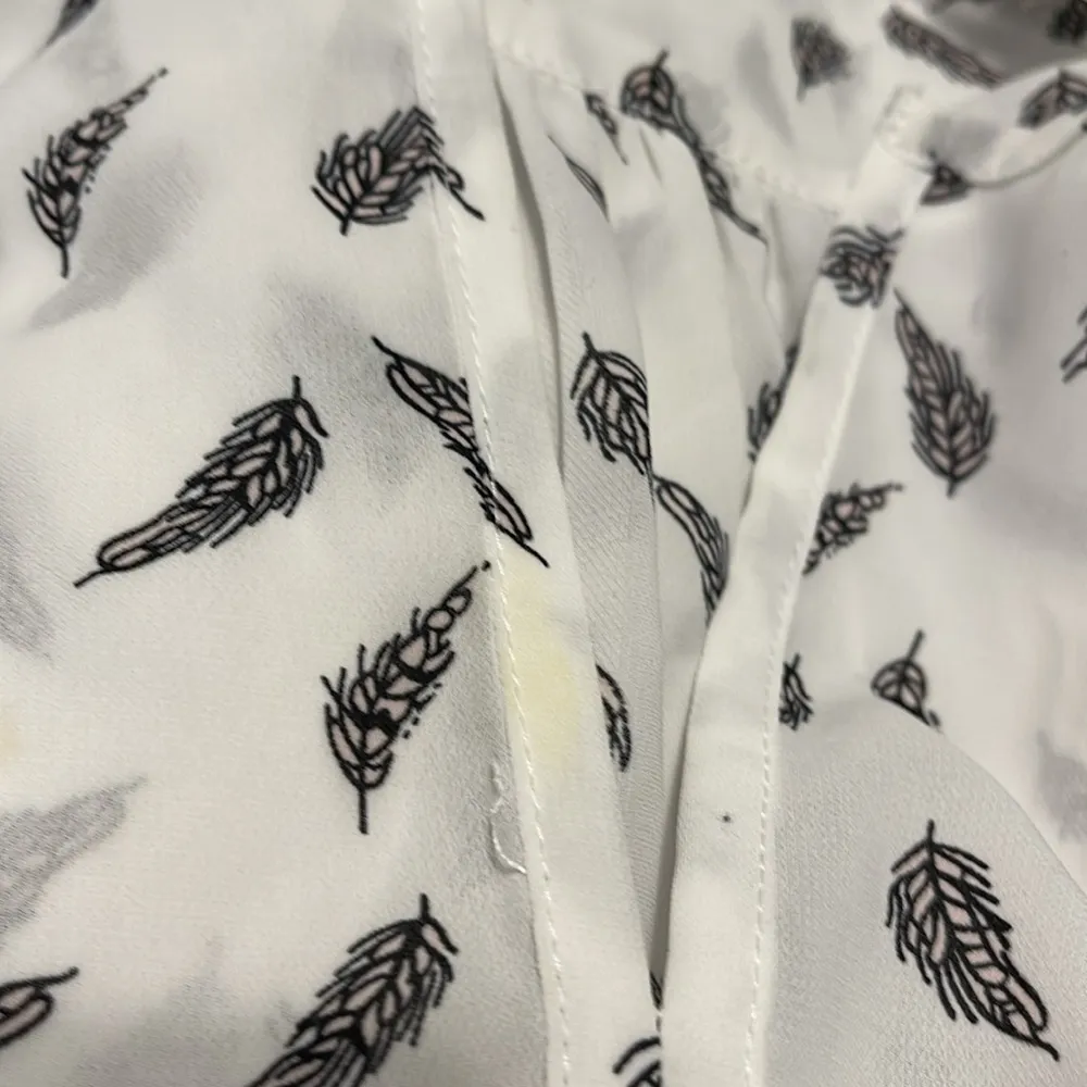 Fun 2 Fun White Blouse w/Black Feathers Size 2X. Has one super small stain. - Image 3