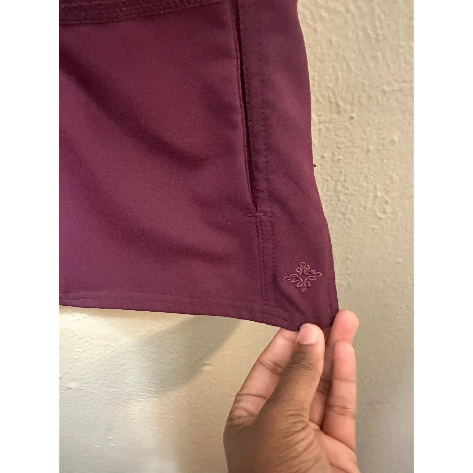 MedCouture Insight XS Wine Scrub Top V Neck Short Sleeve Pockets‎ Women's - Image 4