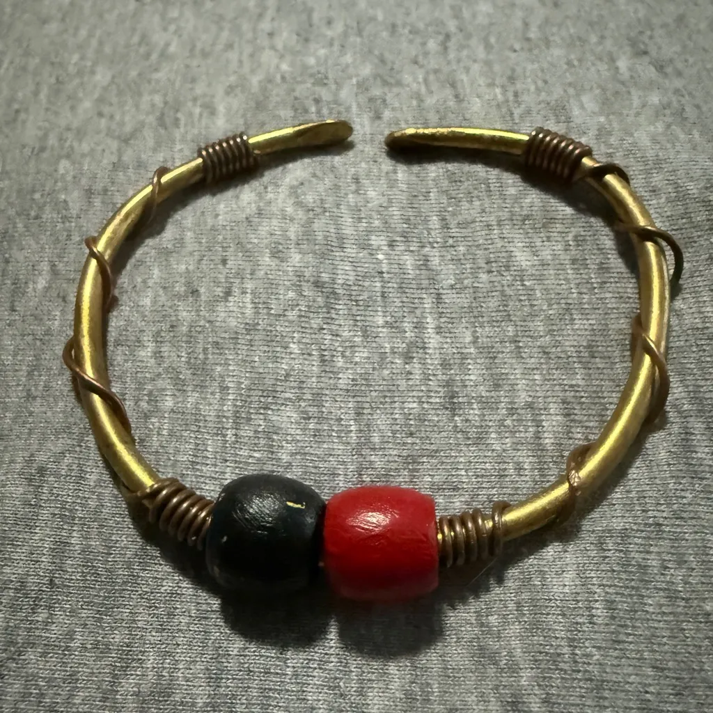Gold Bracelet with Red and Black Beads Size 6 - Image 3