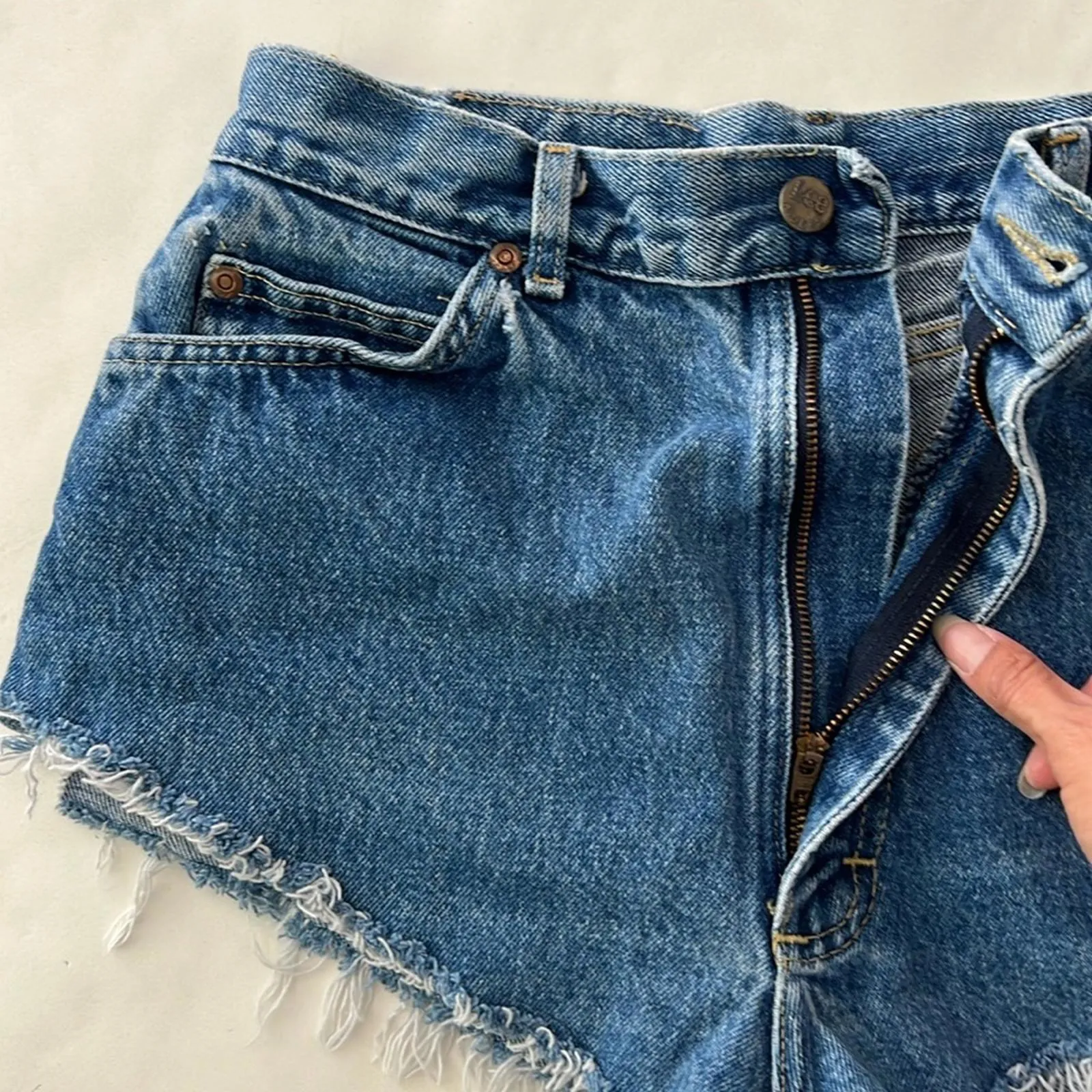 Vintage LEE Riders 80s Denim Short Booty Jean Shorts 25/26" - Image 3