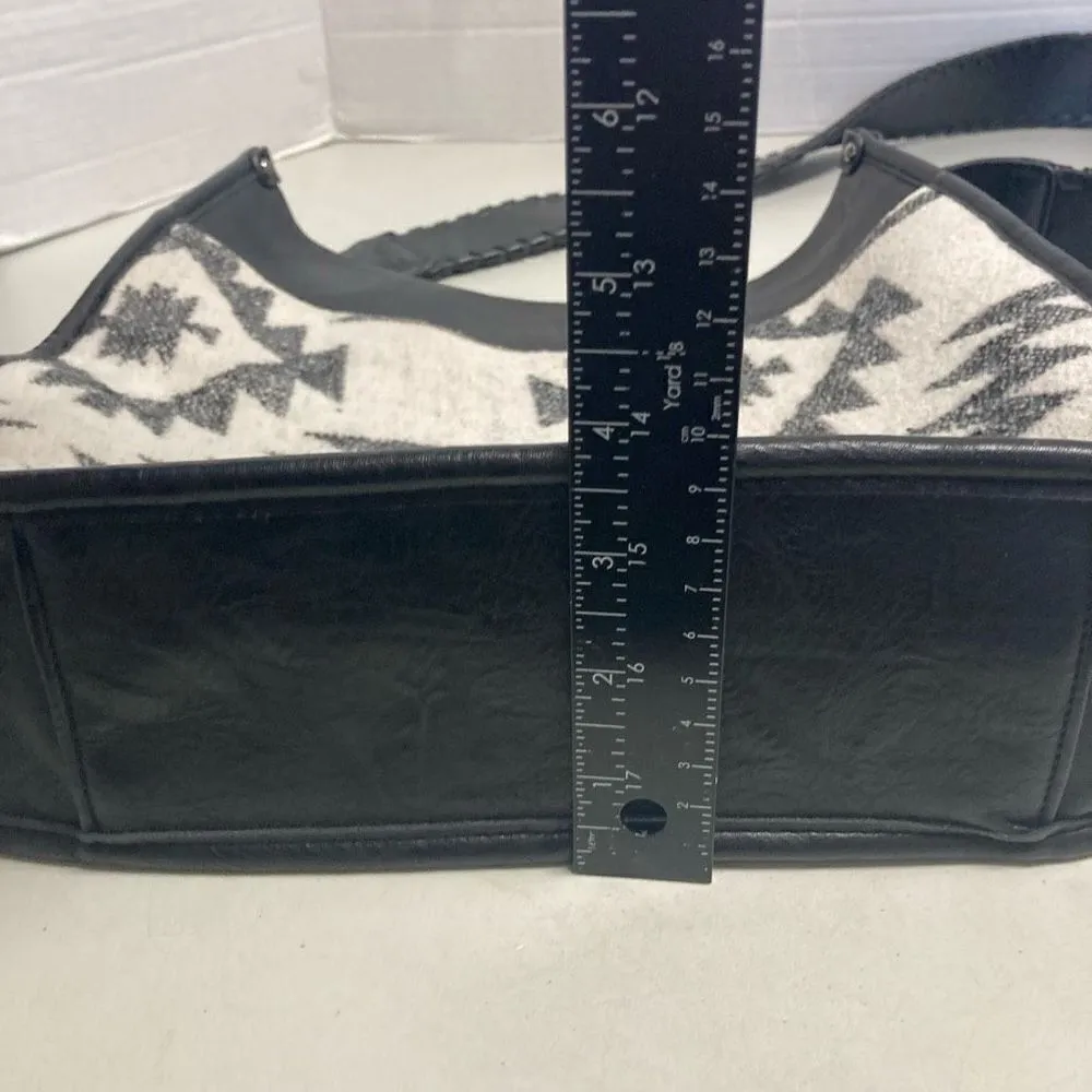 JEN & CO. Women’s Chloe Aztec Crossbody Black‎ & Cream 11X3.5X12 Fiesta Black - Image 6