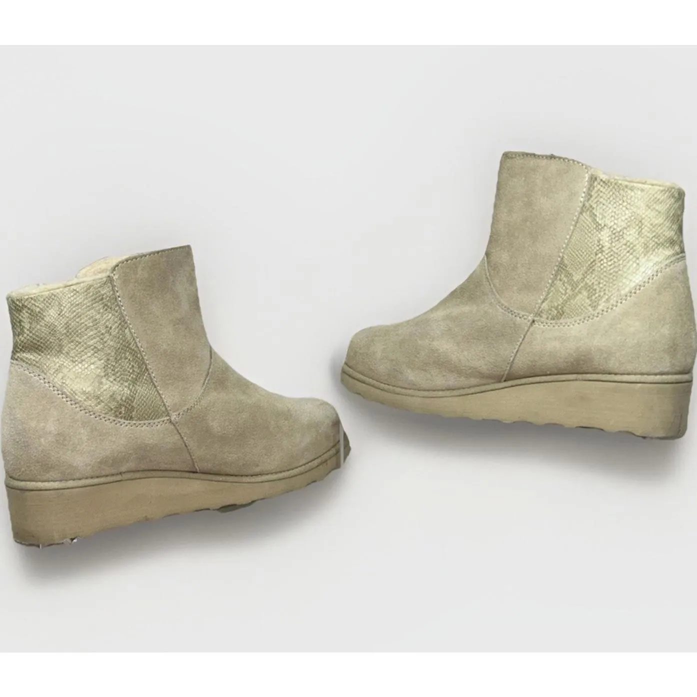 BEARPAW Megan Suede Sheepskin Bootie with NeverWet Oat Size 9 - Image 2