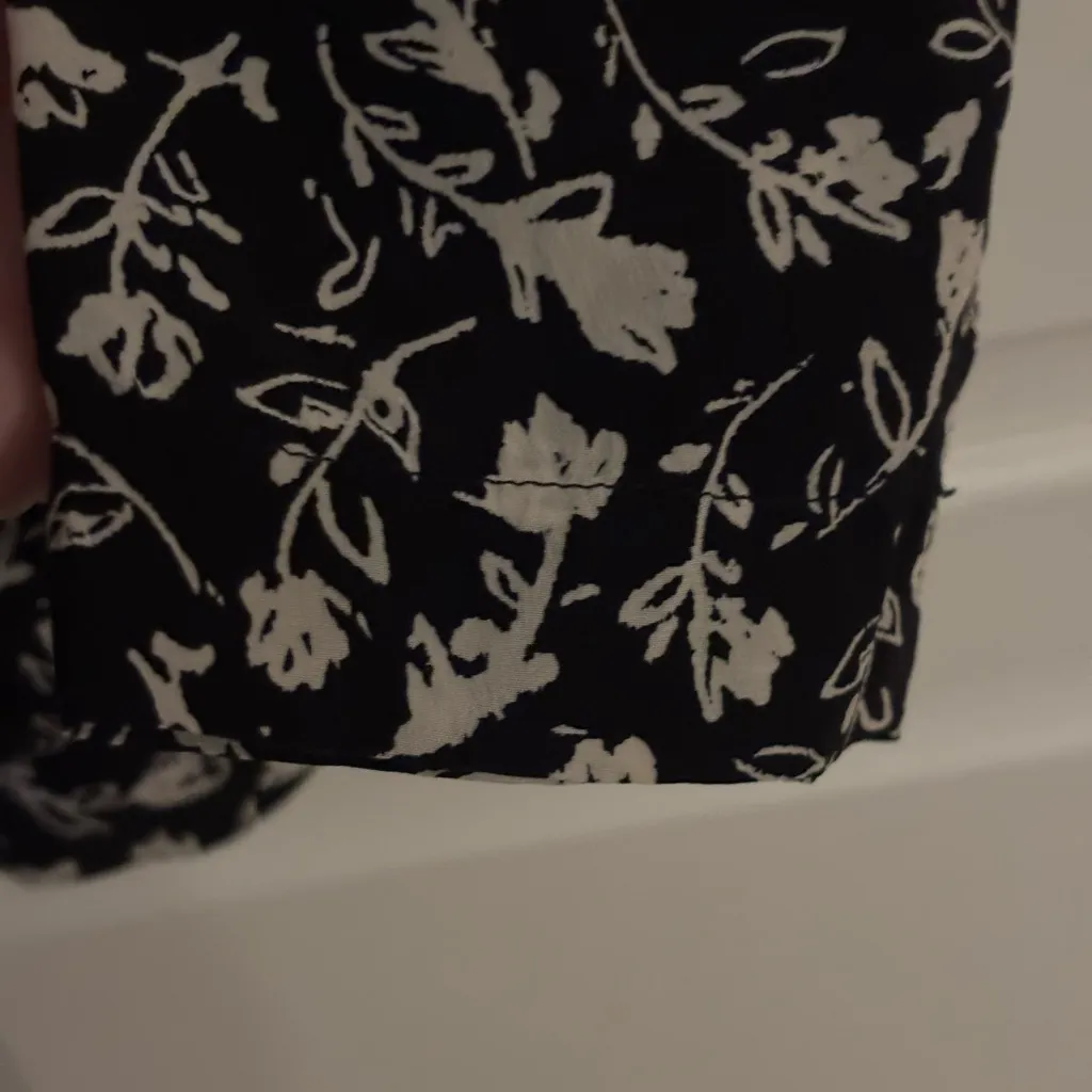 Vintage Saks Fifth Avenue silk black white floral Blouse size large.‎ - Image 6