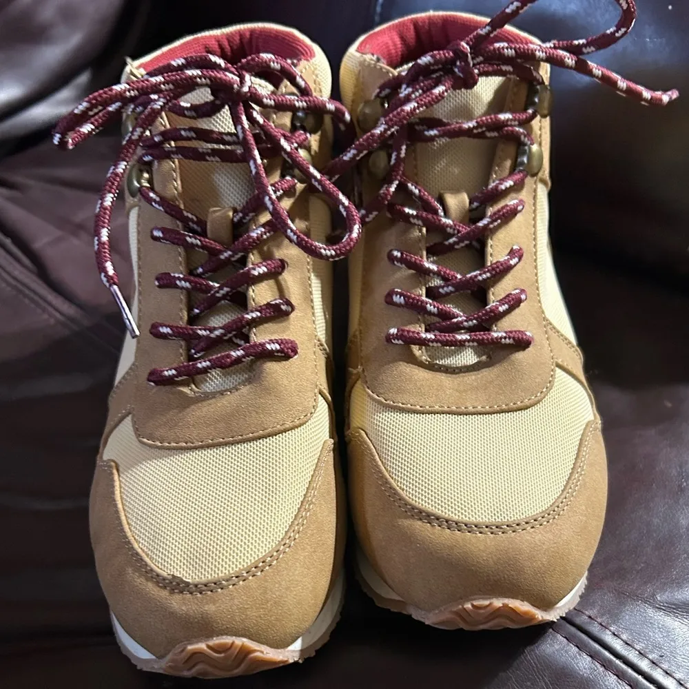 True Craft 🏷️🏷️ hiking shoes women’s 7.5 - Image 3