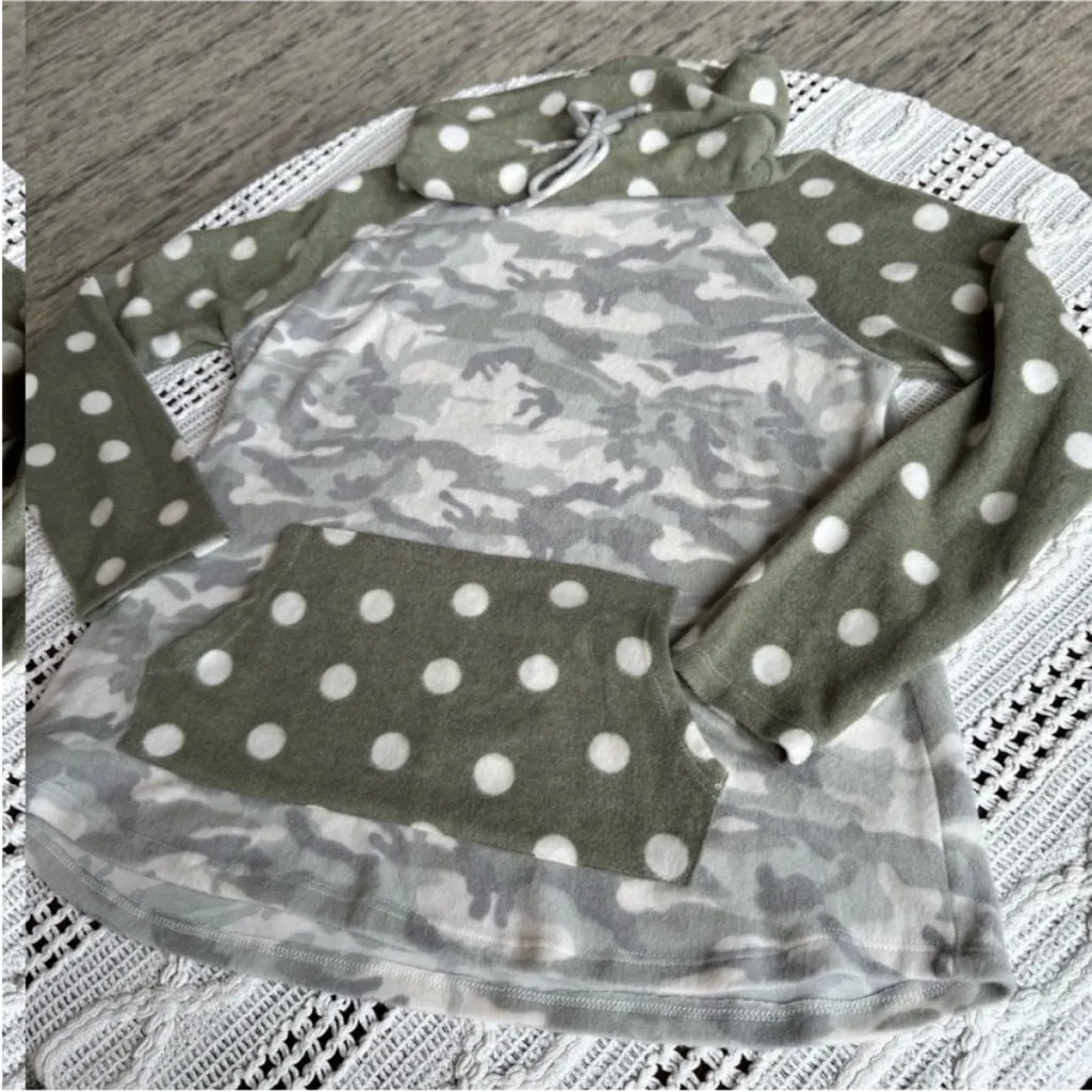 Sew In Love Green and White Polka Dot Hoodie Size L - Image 10